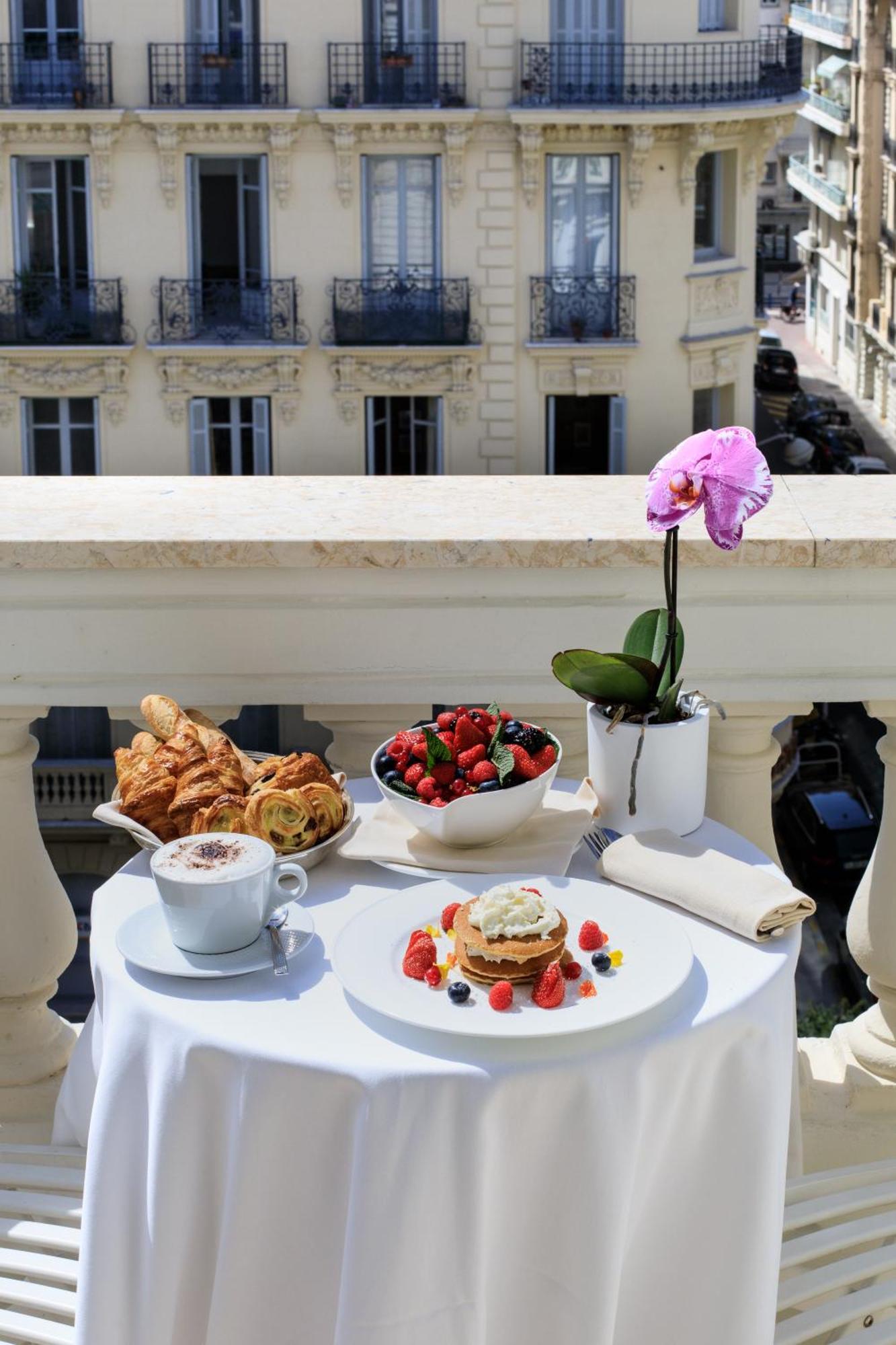 บอสโกโล นีซ โฮเทล แอนด์ สปา Hotel ภายนอก รูปภาพ Breakfast at the Hotel