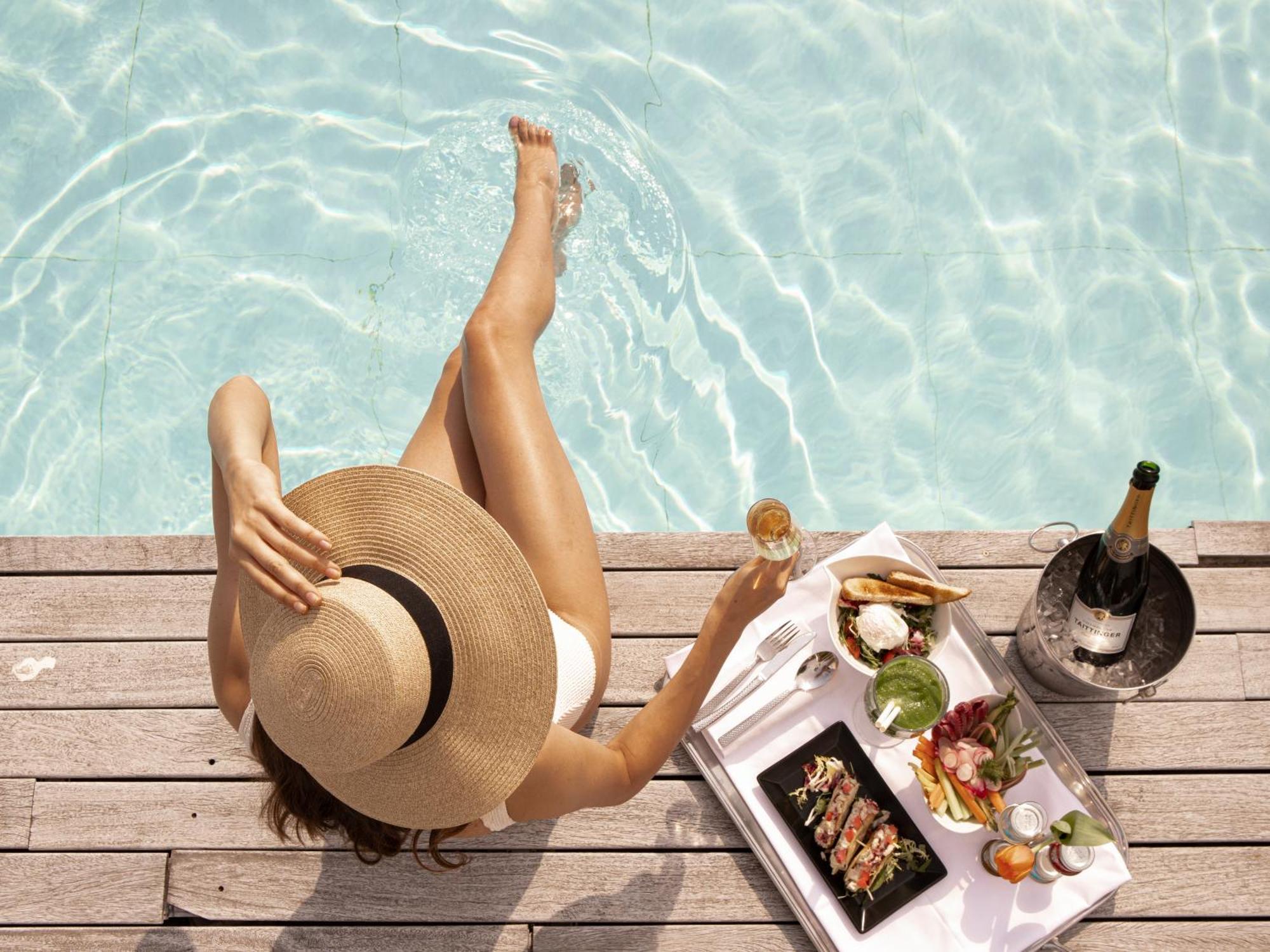 บอสโกโล นีซ โฮเทล แอนด์ สปา Hotel ภายนอก รูปภาพ A woman sunbathing
