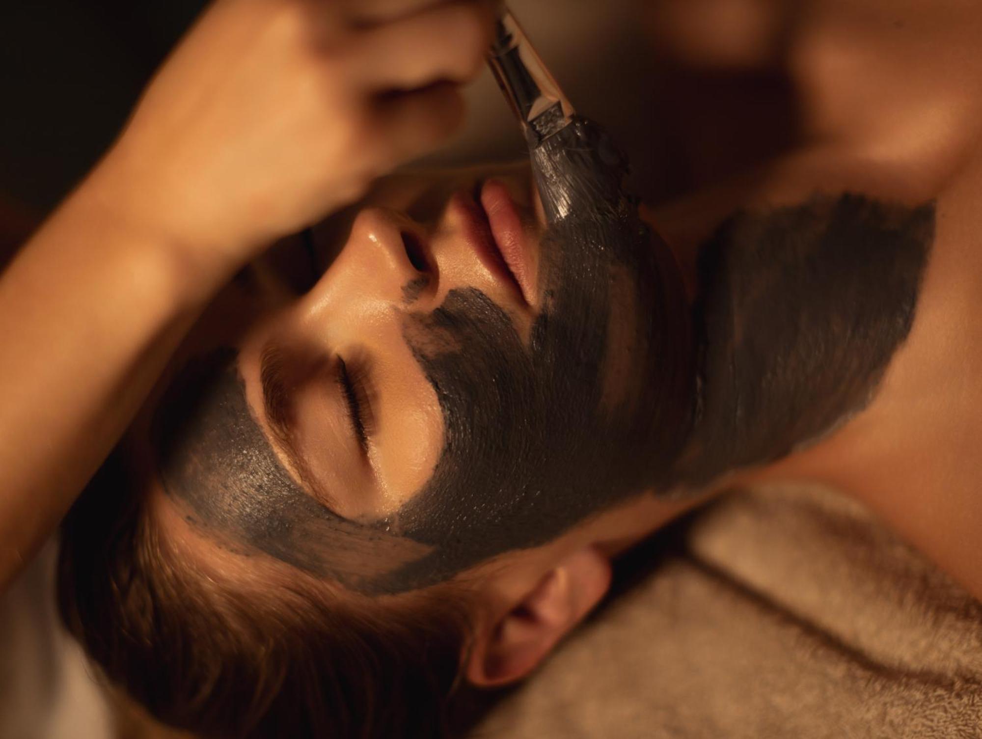 บอสโกโล นีซ โฮเทล แอนด์ สปา Hotel ภายนอก รูปภาพ A man receiving a facial