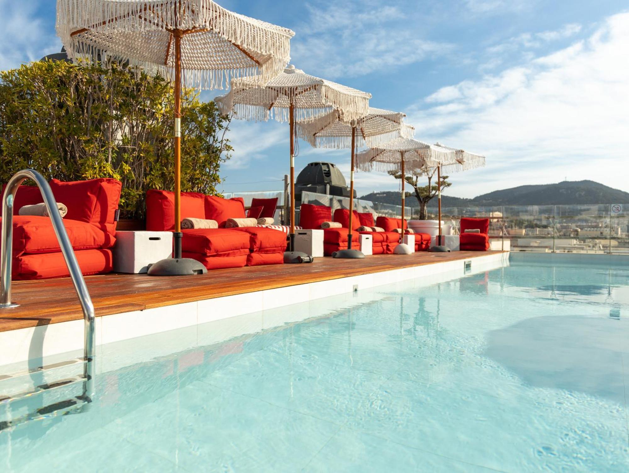 บอสโกโล นีซ โฮเทล แอนด์ สปา Hotel ภายนอก รูปภาพ The rooftop pool at the Hotel W